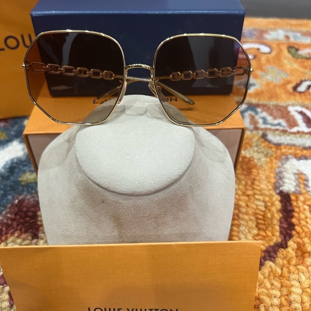 🎉Authentic Louis Vuitton: My LV Chain Round Sunglasses🎉Makes a Perfect Gift! - Picture 2 of 16